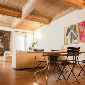 Ht - Casa Del Pittore In Piazza Delle Erbe Appartamento